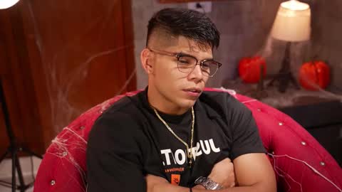 Snapshot of capizzi_ chatting on 10.28.25 David Capizzi online show from 10.28.25