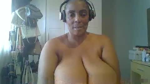 Snapshot of caramelchoc81 chatting on 01.14.25 candylious81 online show from 01.14.25