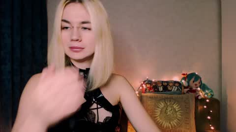 Snapshot of carinfox chatting on 12.24.24 Carin online show from 12.24.24