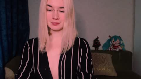 Snapshot of carinfox chatting on 02.02.25 Carin online show from 02.02.25
