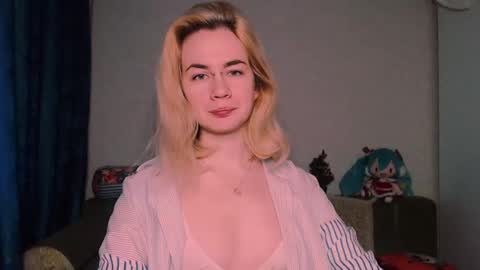 Snapshot of carinfox chatting on 02.25.25 Carin online show from 02.25.25