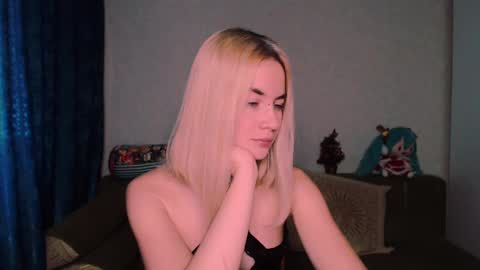 Snapshot of carinfox chatting on 03.06.25 Carin online show from 03.06.25