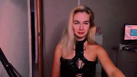 Snapshot of carinfox chatting on 09.16.25 Carin online show from 09.16.25