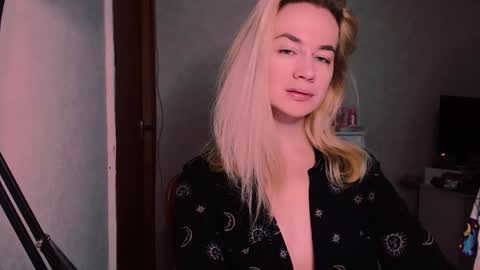 Snapshot of carinfox chatting on 09.18.25 Carin online show from 09.18.25