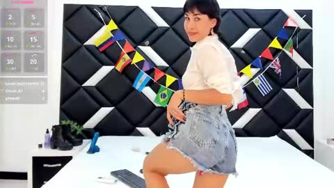 Snapshot of carlalinares chatting on 06.18.26 Carla Linares online show from 06.18.26