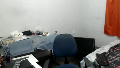 Snapshot of carlos2557 chatting on 05.27.26 carlos online show from 05.27.26