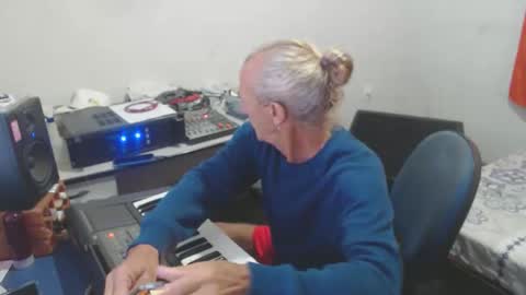 Snapshot of carlos2557 chatting on 06.02.26 carlos online show from 06.02.26