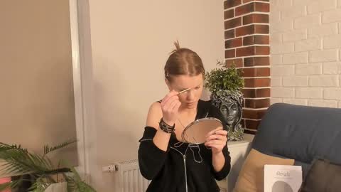 Snapshot of carlyneisenman chatting on 11.27.25 Eva online show from 11.27.25