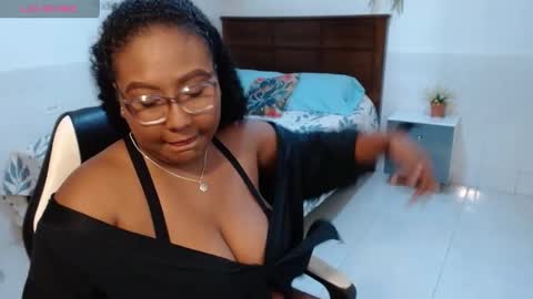 Snapshot of caroldelatorre chatting on 09.25.25 Carol de la torre online show from 09.25.25