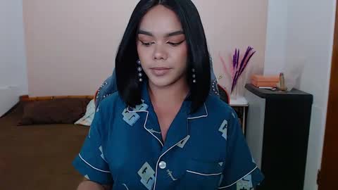 Snapshot of caroline_east chatting on 02.05.25 caroline_east online show from 02.05.25