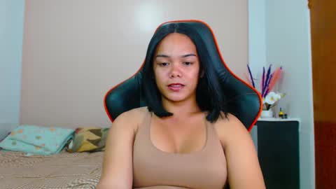 Snapshot of caroline_east chatting on 03.10.25 caroline_east online show from 03.10.25