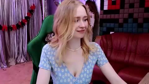 Snapshot of carolinedjoi chatting on 11.11.25 Caroline online show from 11.11.25