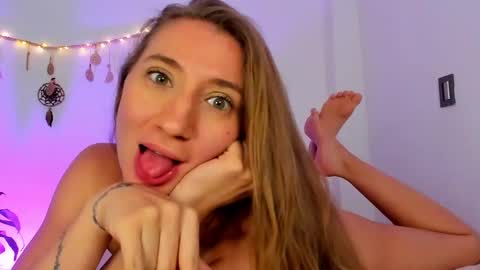 Snapshot of carriexwood chatting on 01.09.25 Nia  online show from 01.09.25