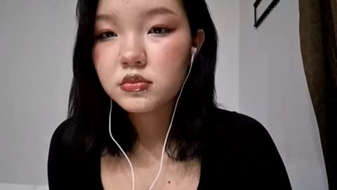 Snapshot of cassidykraeger chatting on 12.16.25 Mia online show from 12.16.25