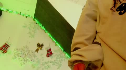 Cata green model independient online show from 12.13.24