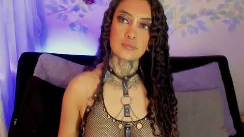 Cata green model independient online show from 12.19.24