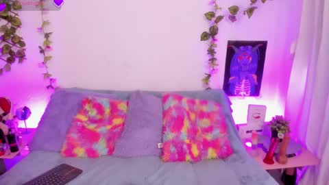 Cata green model independient online show from 09.25.25