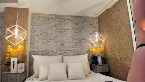 CatalinnaThompson online show from 10.29.25