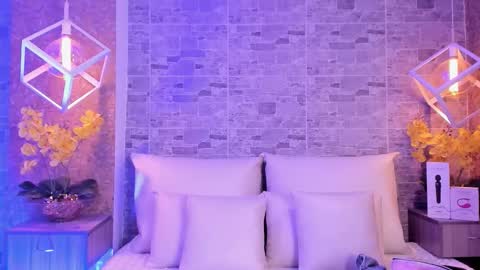 CatalinnaThompson online show from 11.08.25