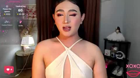 Snapshot of catherine_louise chatting on 10.21.25 cath online show from 10.21.25