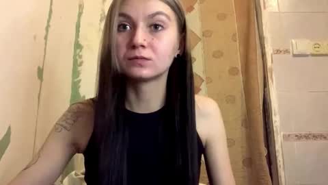Snapshot of catinagaznes chatting on 10.19.25 Lola online show from 10.19.25