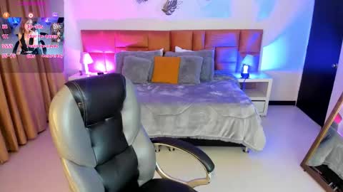 Snapshot of catti_brie_ chatting on 10.29.25 catti_brie_ online show from 10.29.25