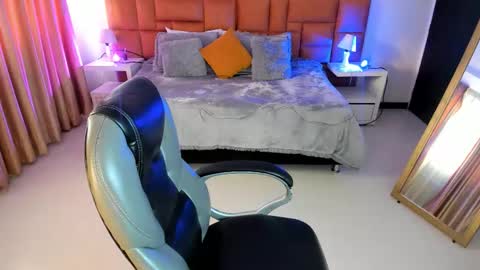 Snapshot of catti_brie_ chatting on 11.13.25 catti_brie_ online show from 11.13.25