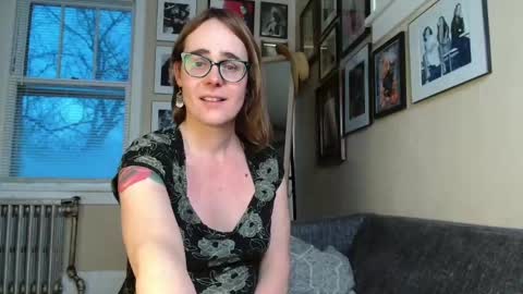 Snapshot of cecilysaintclaire chatting on 02.14.25 Cecily Saint Claire online show from 02.14.25