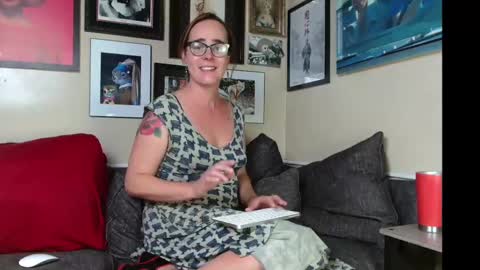 Snapshot of cecilysaintclaire chatting on 10.02.25 Cecily Saint Claire online show from 10.02.25
