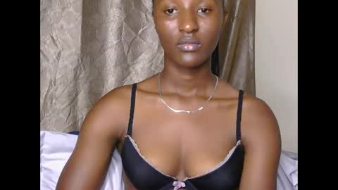 Snapshot of cee_queen chatting on 06.11.26 cee_queen online show from 06.11.26