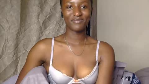 Snapshot of cee_queen chatting on 06.20.26 cee_queen online show from 06.20.26