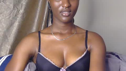 Snapshot of cee_queen chatting on 06.25.26 cee_queen online show from 06.25.26