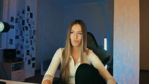 Snapshot of cexsuline chatting on 12.05.25 my name is Eva online show from 12.05.25