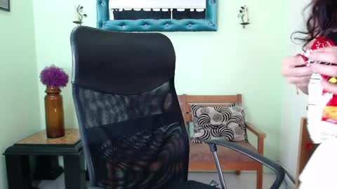 Snapshot of chalonvera chatting on 05.27.26 Chalon online show from 05.27.26