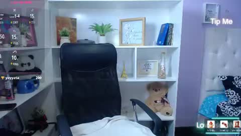 Snapshot of chantal_adams0 chatting on 06.25.26 chantal online show from 06.25.26
