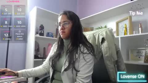 Snapshot of chantal_adams0 chatting on 06.26.26 chantal online show from 06.26.26