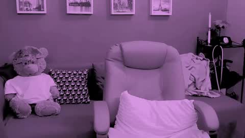 Snapshot of chantallovely chatting on 04.24.26 The Queen online show from 04.24.26