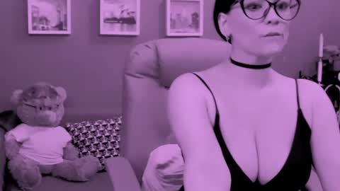 Snapshot of chantallovely chatting on 05.04.26 The Queen online show from 05.04.26