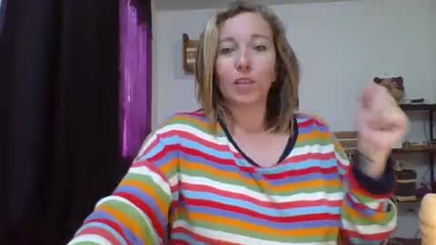 Snapshot of charlot_ponze chatting on 01.08.25 charlott online show from 01.08.25