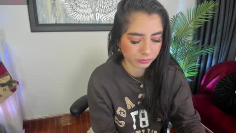Snapshot of charlote_horny chatting on 12.28.24 Charlote online show from 12.28.24