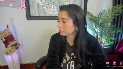 Snapshot of charlote_horny chatting on 12.28.24 Charlote online show from 12.28.24