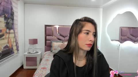 Snapshot of charlote_horny chatting on 02.17.25 Charlote online show from 02.17.25