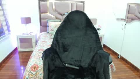 Snapshot of charlote_horny chatting on 02.17.25 Charlote online show from 02.17.25