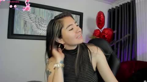 Snapshot of charlote_horny chatting on 02.19.25 Charlote online show from 02.19.25