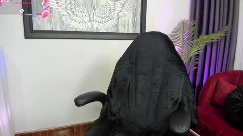 Snapshot of charlote_horny chatting on 02.21.25 Charlote online show from 02.21.25