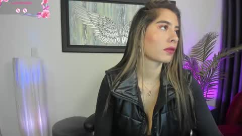 Snapshot of charlote_horny chatting on 02.25.25 Charlote online show from 02.25.25