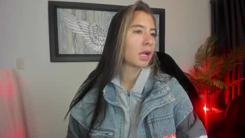 Snapshot of charlote_horny chatting on 02.26.25 Charlote online show from 02.26.25