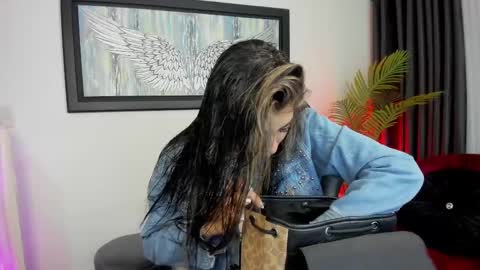 Snapshot of charlote_horny chatting on 03.04.25 Charlote online show from 03.04.25