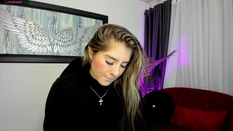 Snapshot of charlote_horny chatting on 09.18.25 Charlote online show from 09.18.25