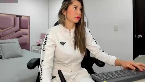 Snapshot of charlote_horny chatting on 10.15.25 Charlote online show from 10.15.25